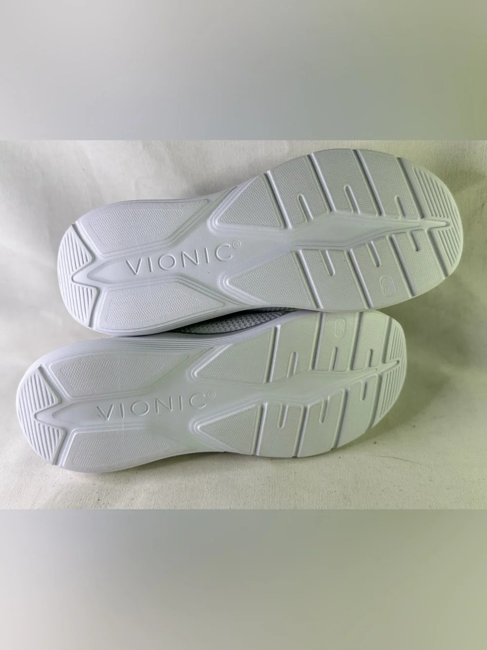 Vionic Lightweight Knit Sneaker in Light Gray W9.5 New